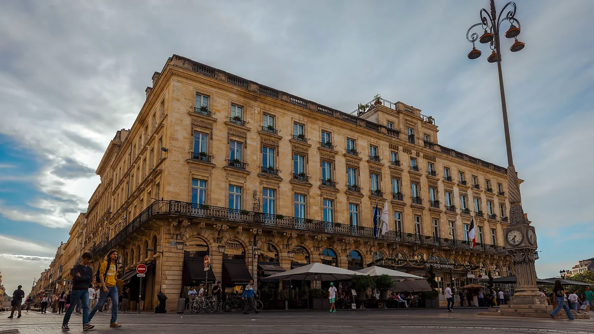 Bordeaux in 5 Days: A Tram-First Route That Skips Backtracking