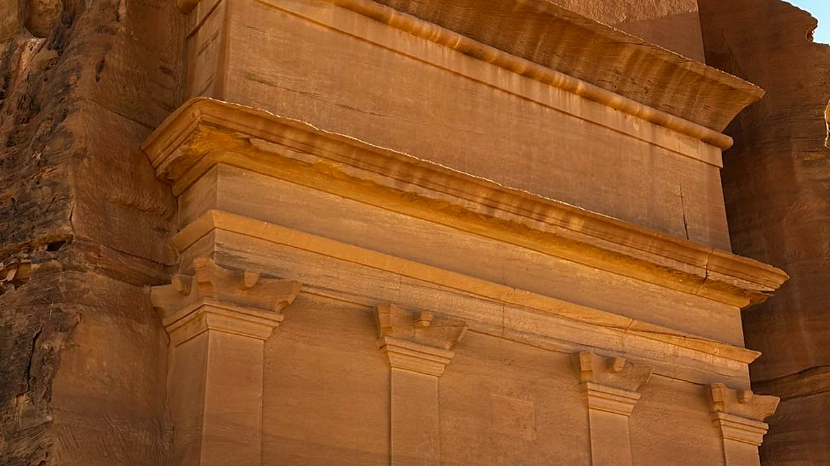 Hegra's Hidden Galleries: Tombs, Art, and Private Tables
