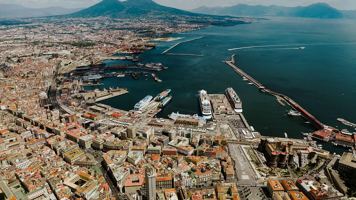 Naples in Deep Winter: Hidden Galleries and Private Clubs